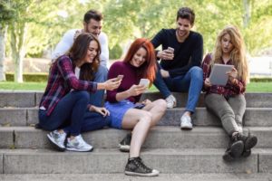 jovens na escada com celulares
