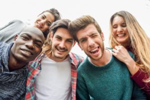 grupo de jovens rindo