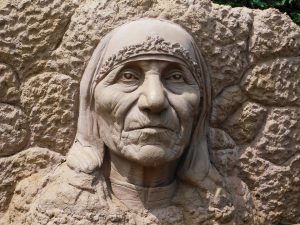 rosto madre teresa em pedra