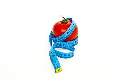 tomate enrolado em fita métrica