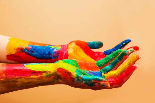 mãos coloridas de tinta